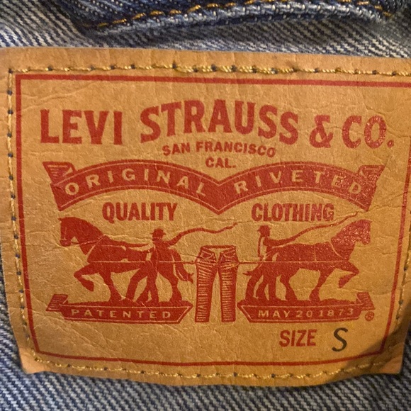 Women’s Levi jean jacket. Size small - Picture 2 of 2